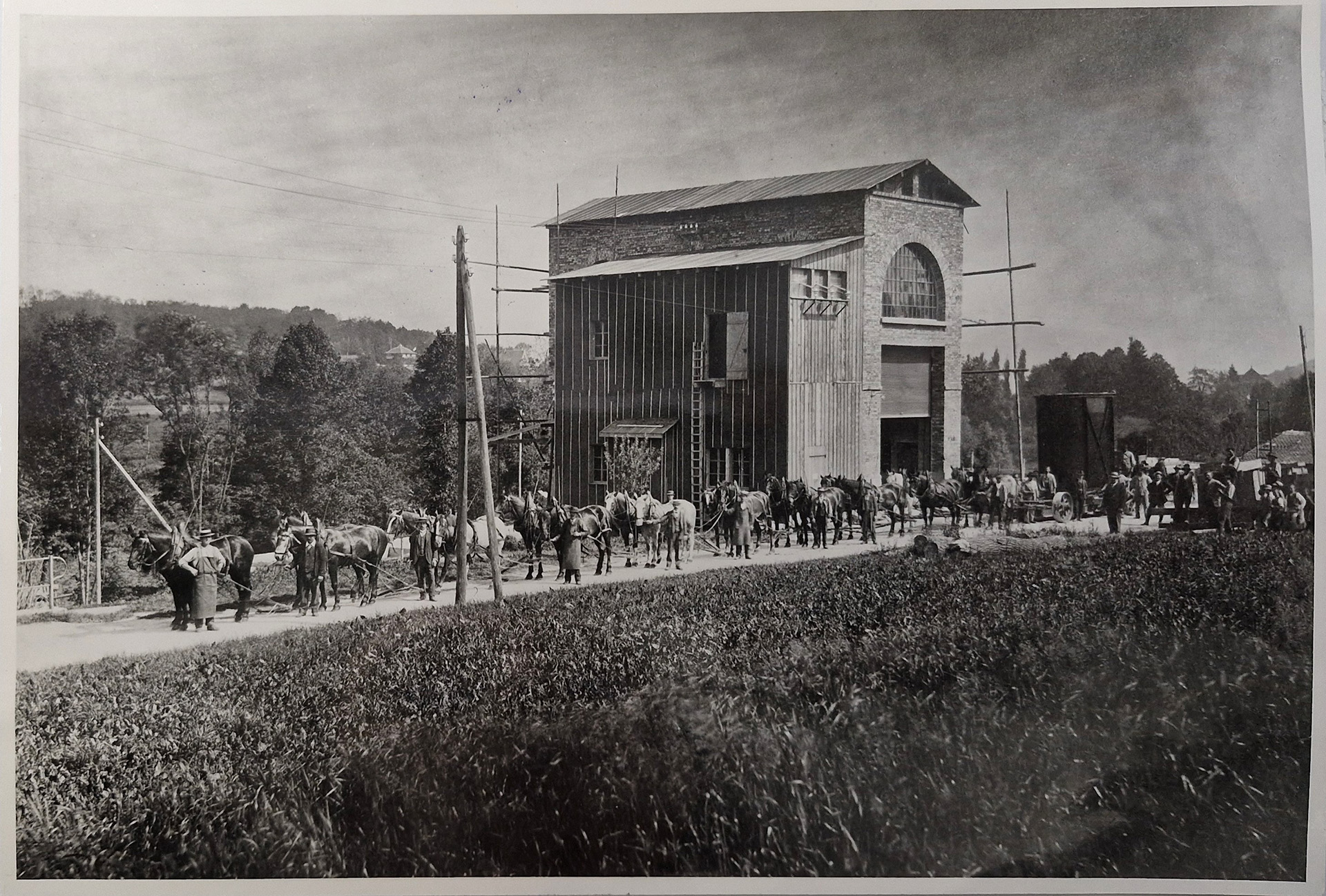 1913: Der erste Trafo wird angeliefert. Gewicht 20 Tonnen, gezogen von 20 Pferden.